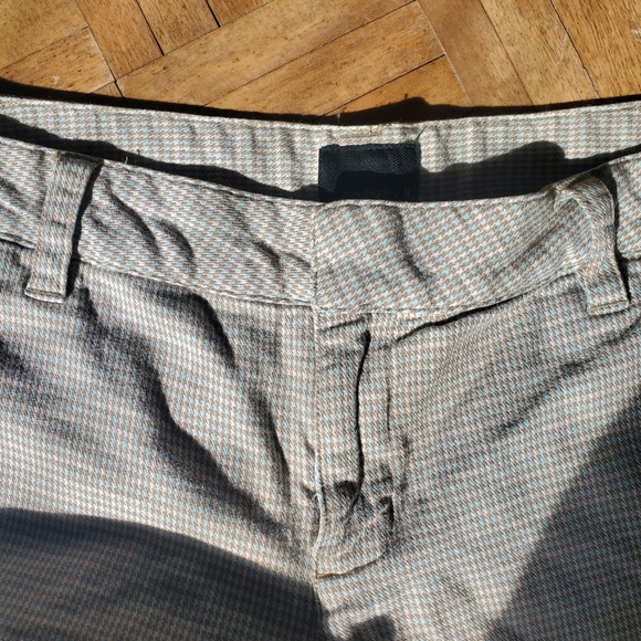 💥3 for $15💥 Hurley linen Bermuda shorts w/floral design on back - Picture 2 of 9